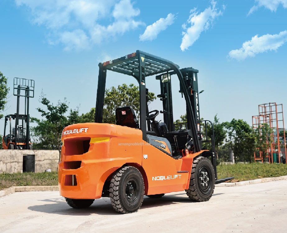 Xe nâng dầu Noblelift.jpg (218 KB)